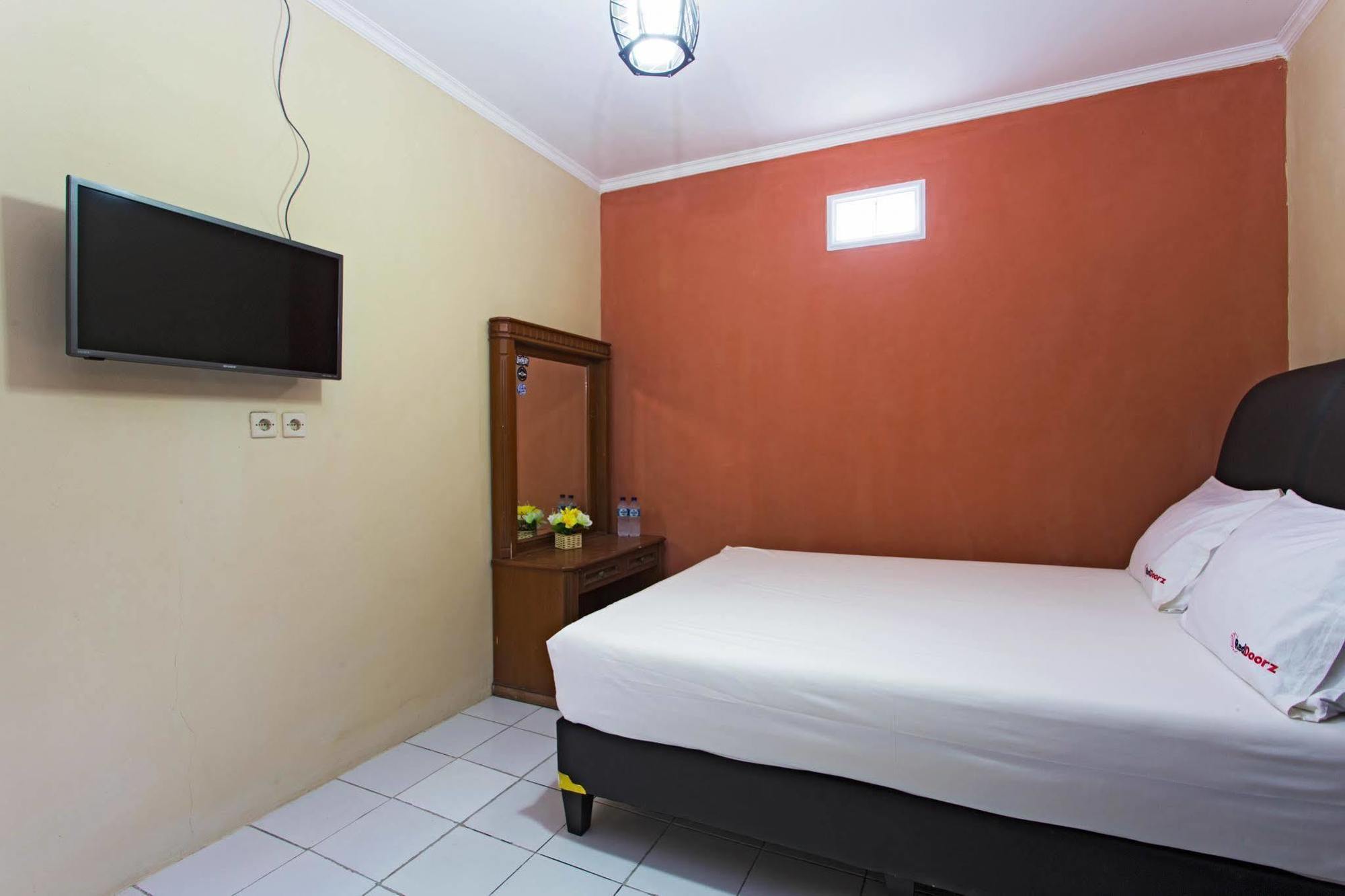 Reddoorz @ Pesanggrahan Mencil Exterior photo