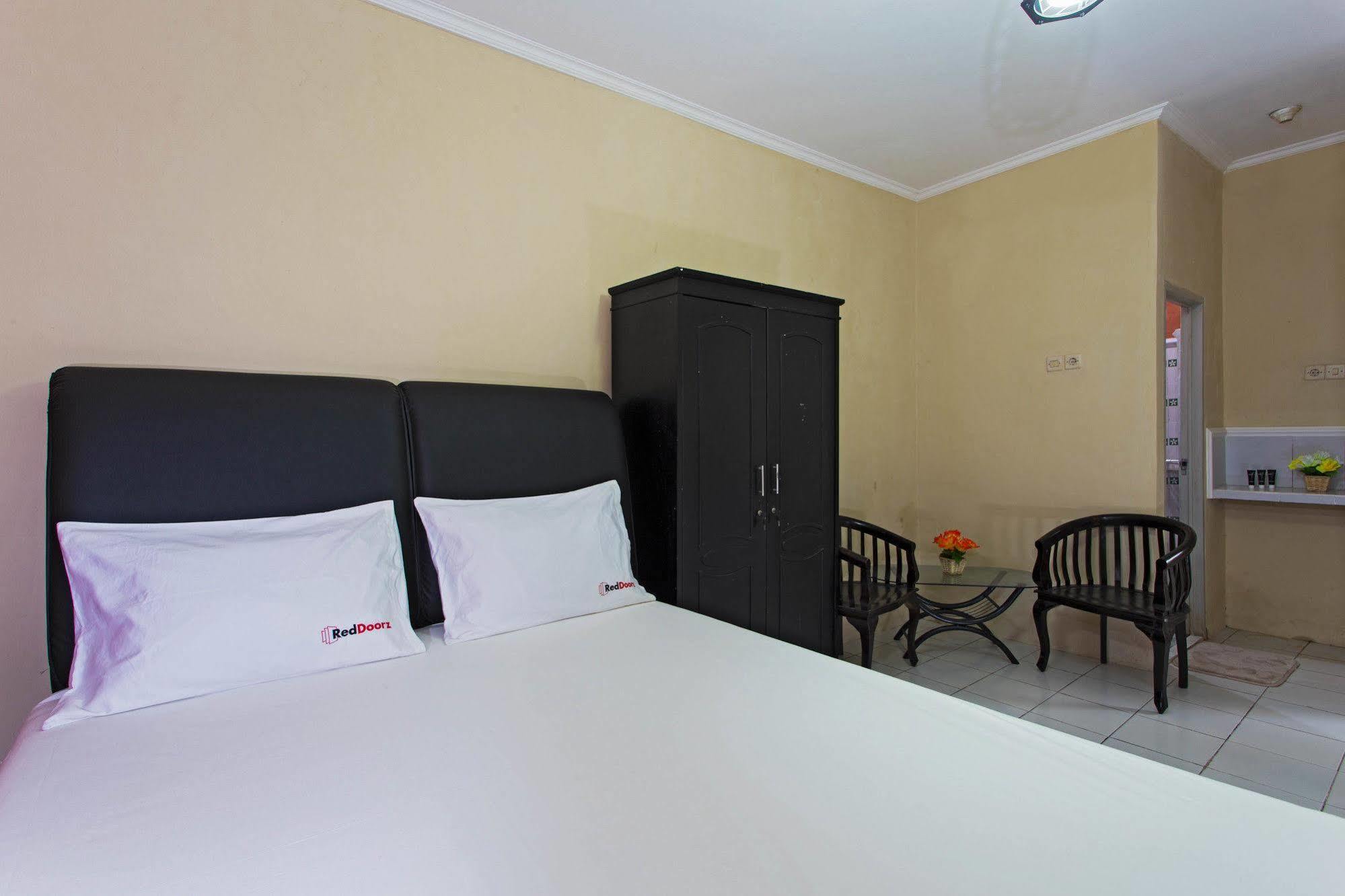 Reddoorz @ Pesanggrahan Mencil Exterior photo